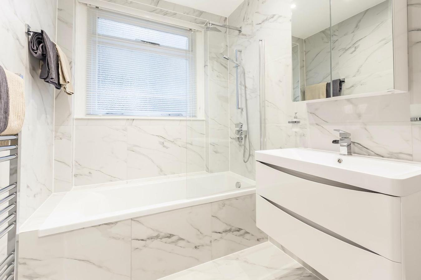 Beautuful 2 Bed In Apartment *